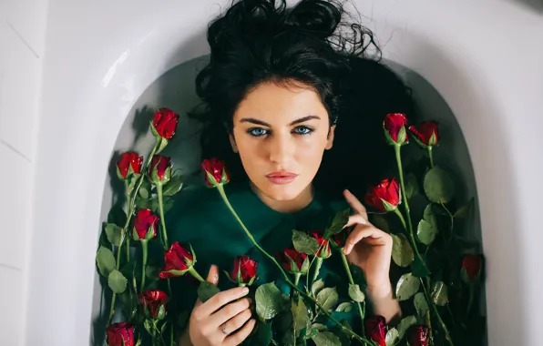 Девушка, розы, ванна