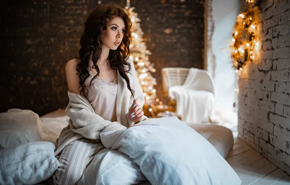 Картинка девушка, поза, подушки, Новый год, пижама, халат, Павел Ермаков, Мила Шадрина