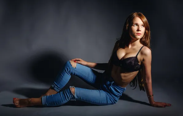 Картинка девушка, studio, barefoot, model, women, jeans, redhead, black bra