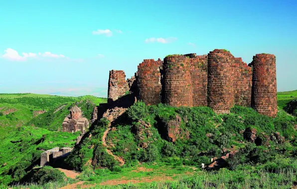 Небо, трава, горы, церковь, развалины, армения