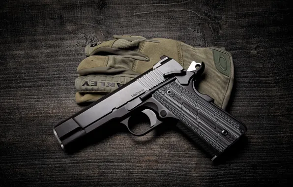 Valkyrie, Dan Wesson, пистолет фон