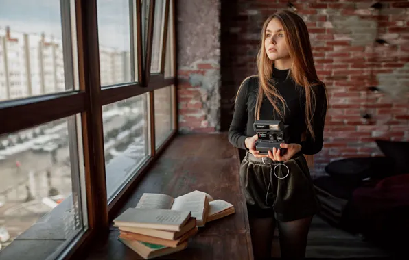 Картинка взгляд, девушка, книги, окно, фотоаппарат, Polaroid, Алексей Юрьев