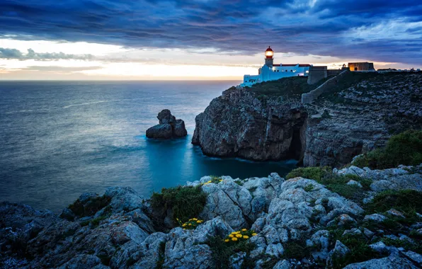 Картинка тучи, океан, скалы, побережье, маяк, вечер, Португалия, Алгарве
