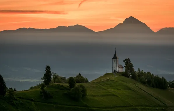 Картинка закат, горы, церковь, Словения, Крань, Kranj, Jamnik, Jelovica Plateau