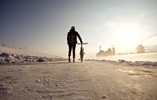 Картинка зима, дорога, солнце, снег, велосипед, человек, тень, гонщик