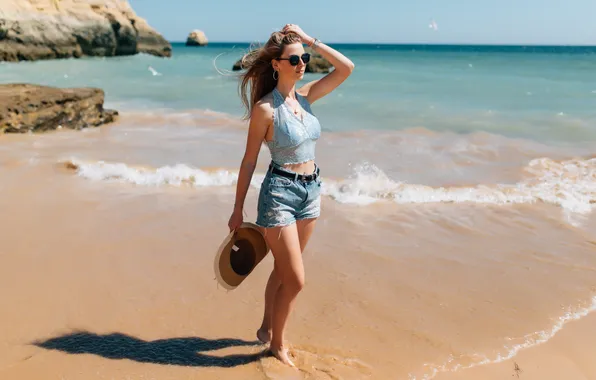 Картинка girl, shorts, sea, model, pretty, sunglasses, tanned
