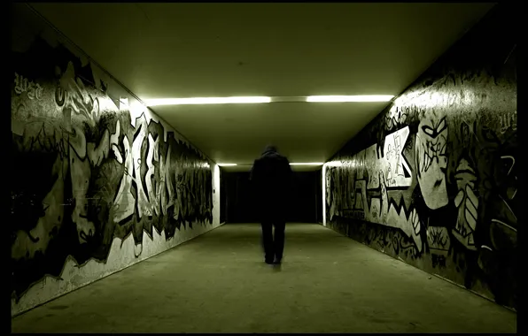 Граффити, человек, коридор