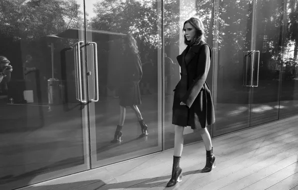 Отражение, модель, двери, актриса, фотограф, черно-белое, Victoria Beckham, певица