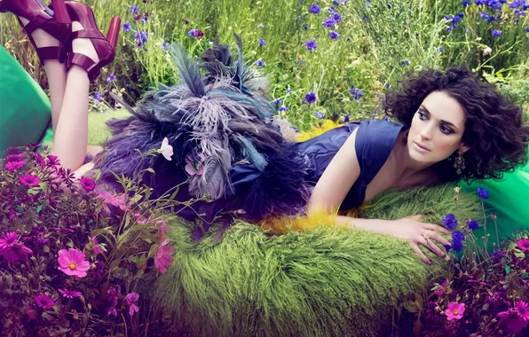Картинка поле, трава, цветы, перья, актриса, туфли, мех, васильки
