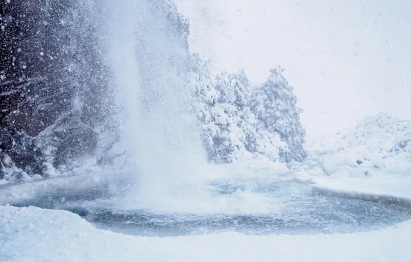 Зима, снег, водопад