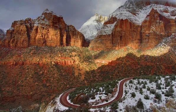 Картинка зима, дорога, небо, снег, закат, каньон, деревце