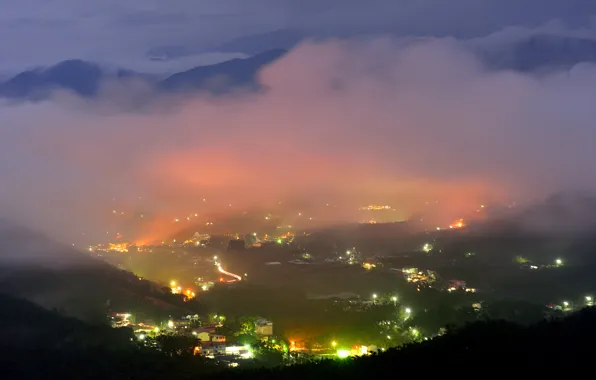 Картинка ночь, город, огни, туман, холмы, высота, вид сверху