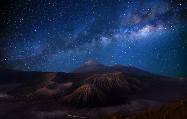 Картинка небо, звезды, ночь, остров, вулкан, Индонезия, Млечный Путь, синее