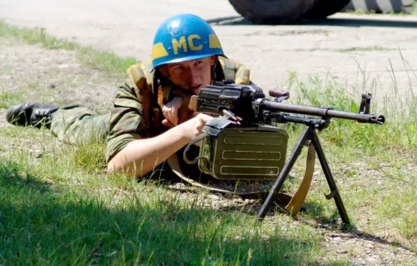 Картинка солдат, blue, helmet, на огневой позиции, ПКП, голубая каска, ручной пулемет, Российского миротворческого контингента