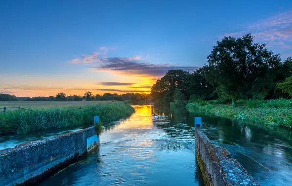 Картинка лето, солнце, облака, деревья, закат, река, синева, берег