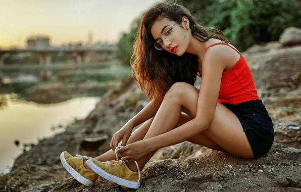 Картинка shorts, sky, model, brunette, sitting, red lipstick, tank top, jean shorts