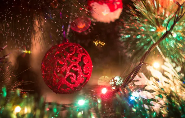 Картинка обои, игрушки, елка, новый год, шар, ель, шарик, гирлянда, шары. красный