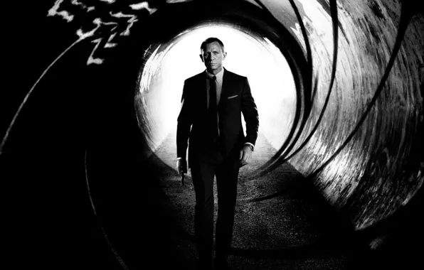 Картинка фильм, Джеймс Бонд, заставка, чёрно-белый, идёт, James Bond, Дэниэл Крэйг, skyfall