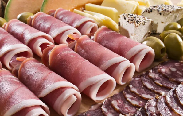 Мясо, оливки, колбаса