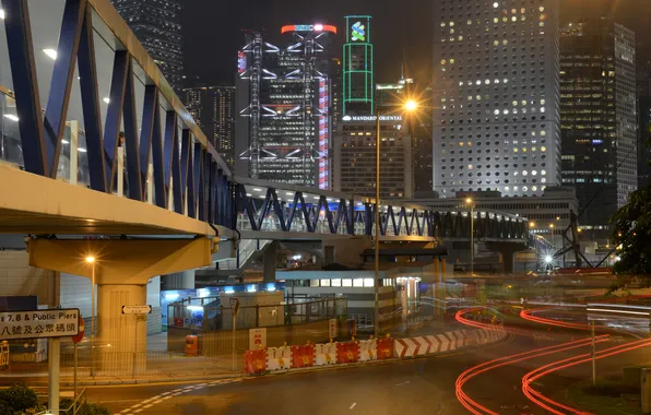 Картинка дорога, ночь, мост, огни, улица, Гонконг, реклама, небоскрёбы