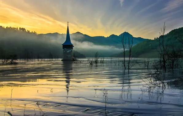Картинка горы, туман, рассвет, весна, утро, церковь, низина, затопленная