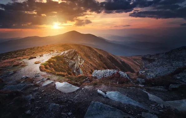 Картинка небо, трава, солнце, облака, горы, камни, вершина, Украина