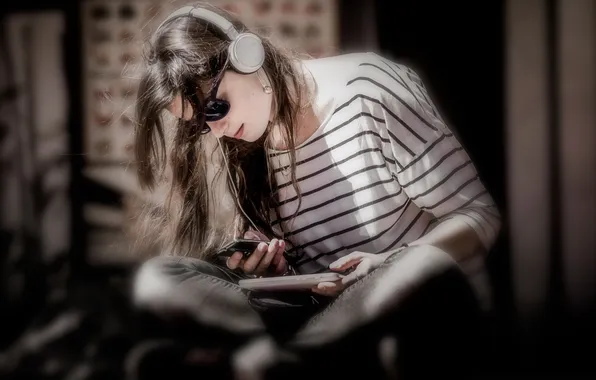 Картинка student, Your gadgets, girl listening to music