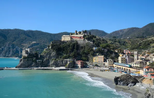 Картинка пляж, горы, скалы, поезд, дома, городок, италия, Liguria