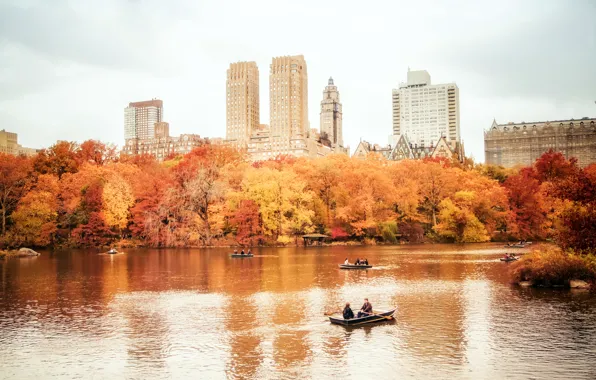 Картинка осень, деревья, природа, город, озеро, люди, здания, дома