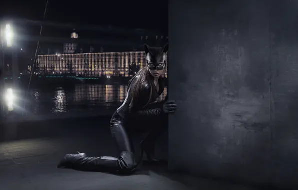 Картинка ночь, город, стена, сапоги, маска, костюм, Женщина-кошка, Catwoman