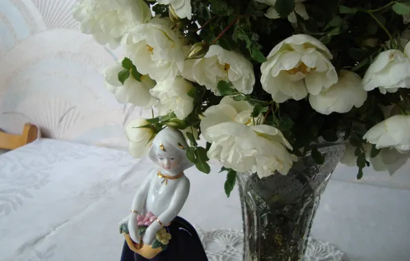 Статуэтка, скромница, майские розы