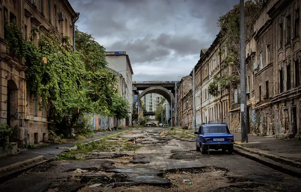 Картинка дорога, авто, город, здания, развалины, Украина, Lada, жигули