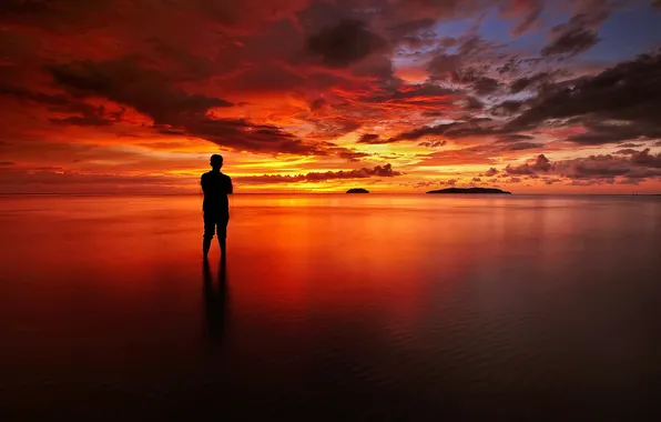 Картинка облака, закат, озеро, отражение, зеркало, мужчина, оранжевое небо