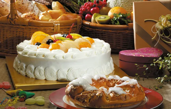 Картинка стол, апельсины, киви, тарелка, хлеб, конфеты, пирог, виноград