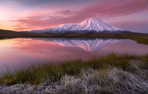 Картинка трава, пейзаж, природа, озеро, отражение, рассвет, утро, вулкан