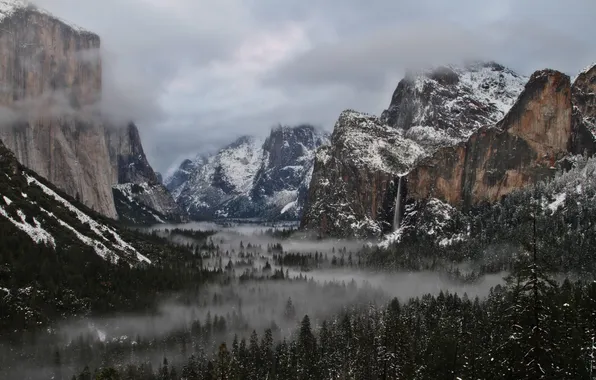 Картинка лес, небо, снег, горы, туман, водопад