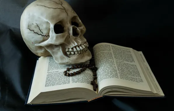Череп, книга, четки
