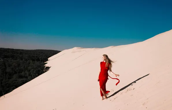 Песок, девушка, красное платье