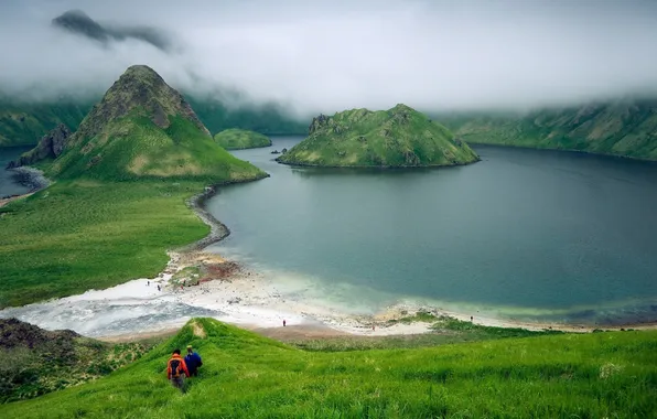 Картинка ХОЛМЫ, ТРАВА, ВОДА, ГОРЫ, ЛЮДИ