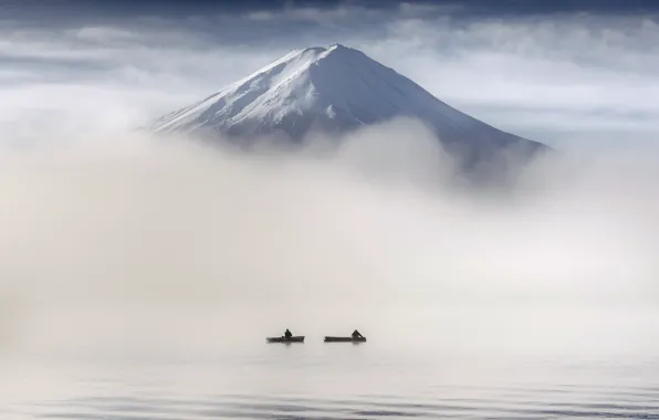 Туман, люди, гора, лодки