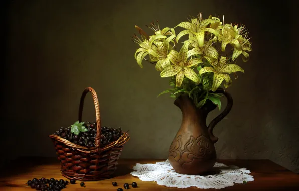 Картинка цветы, стол, корзина, лилии, ягода, ваза, натюрморт, смородина