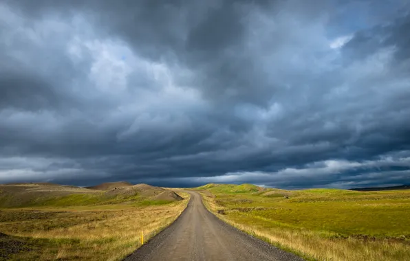 Дорога, поле, буря, серые облака