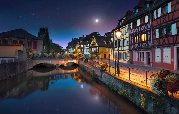Картинка ночь, город, река, луна, Франция, дома, звёзды, освещение, канал, мостик, набережная, France, Colmar, Кольмар