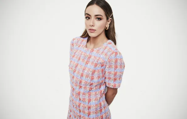 Взгляд, поза, фон, макияж, актриса, брюнетка, Chloe Bennet, Хлоя Беннет