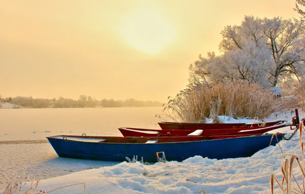 Картинка зима, снег, река, лодки, вечер