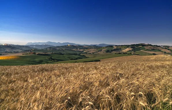 Картинка поле, горы, горизонт, Италия, ферма, голубое небо, Толентино