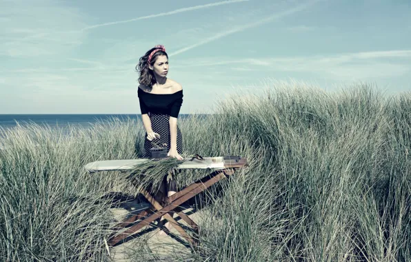 Девушка, утюг, на берегу, глажка, Beach Grass