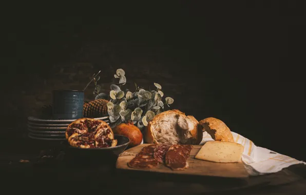 Темный фон, стол, сыр, хлеб, мясо, натюрморт, гранат