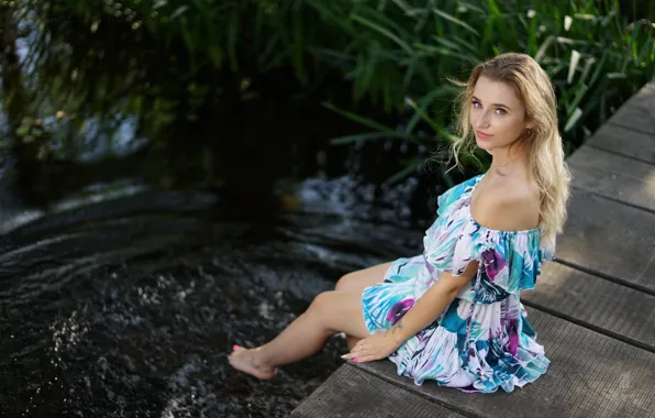 Трава, взгляд, вода, девушка, доски, босиком, платье, блондинка