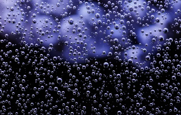Вода, темный фон, воздушные пузырьки